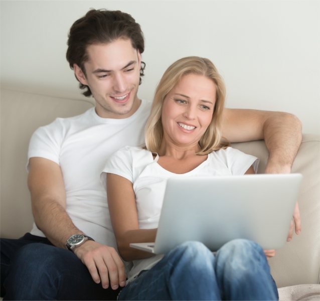 Pareja comprando